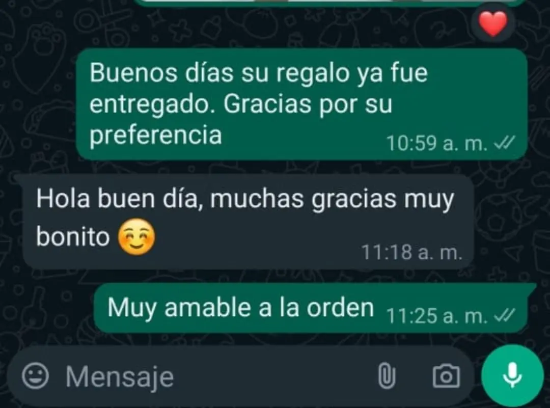 Cliente contento por la belleza del arreglo